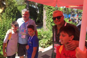 Rudic e Campagna mentre scattano foto con i piccoli atleti dell'HaBaWaBa