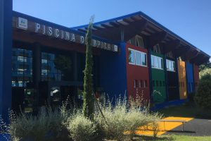 La piscina olimpica del Bella Italia & EFA Village di Lignano Sabbiadoro. In basso una gallery dei dispositivi anti-Covid applicati nel villaggio