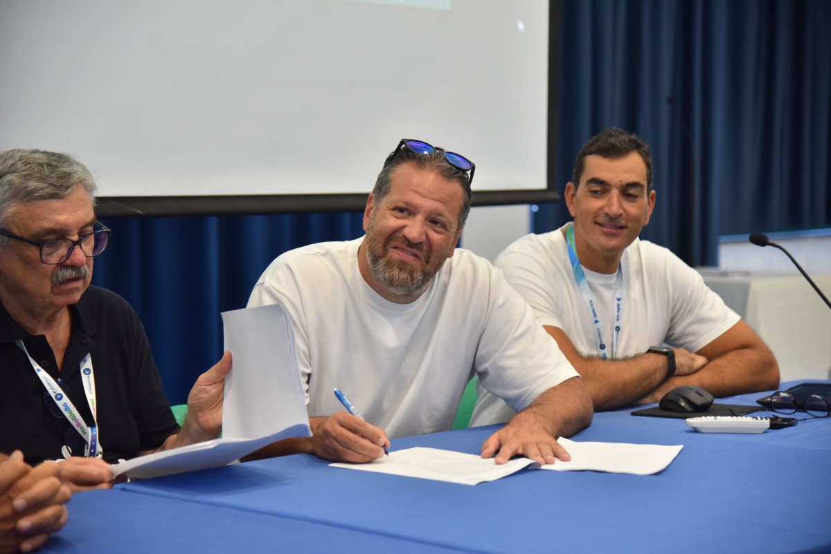 Ratko Rudic, Ezz Nour e Fouad Luxor mentre firmano il contratto di collaborazione per HaBaWaBa Egypt. Nella foto in alto, da sinistra: Zanatta, Cufino, Rudic, Nour, Luxor e Giannouris (foto Giacomello).
