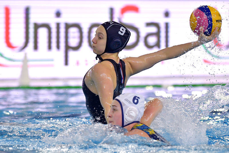 Ema Vernoux in azione durante il preolimpico di Trieste. In alto Giustini al preolimpico e, qualche anno fa, all'HaBaWaBa International Festival