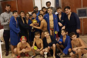 Il Posillipo, 1° classificato al torneo "Città di Salerno". In alto un'immagine dei bambini della Lazio all'"Enjoy HaBaWaBa" di Acilia. 