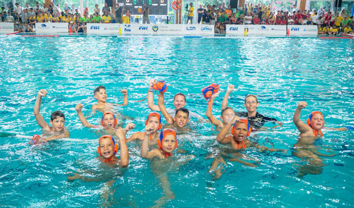 La festa in acqua del KSI. In alto la gioia del Pecsi