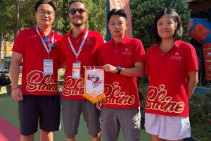 Lo staff dello Shine all'HaBaWaBa: l'assistant coach Ding Jiawei, coach Daniele Ferri, il presidente Lee Shuwei e l'accompagnatrice Amber