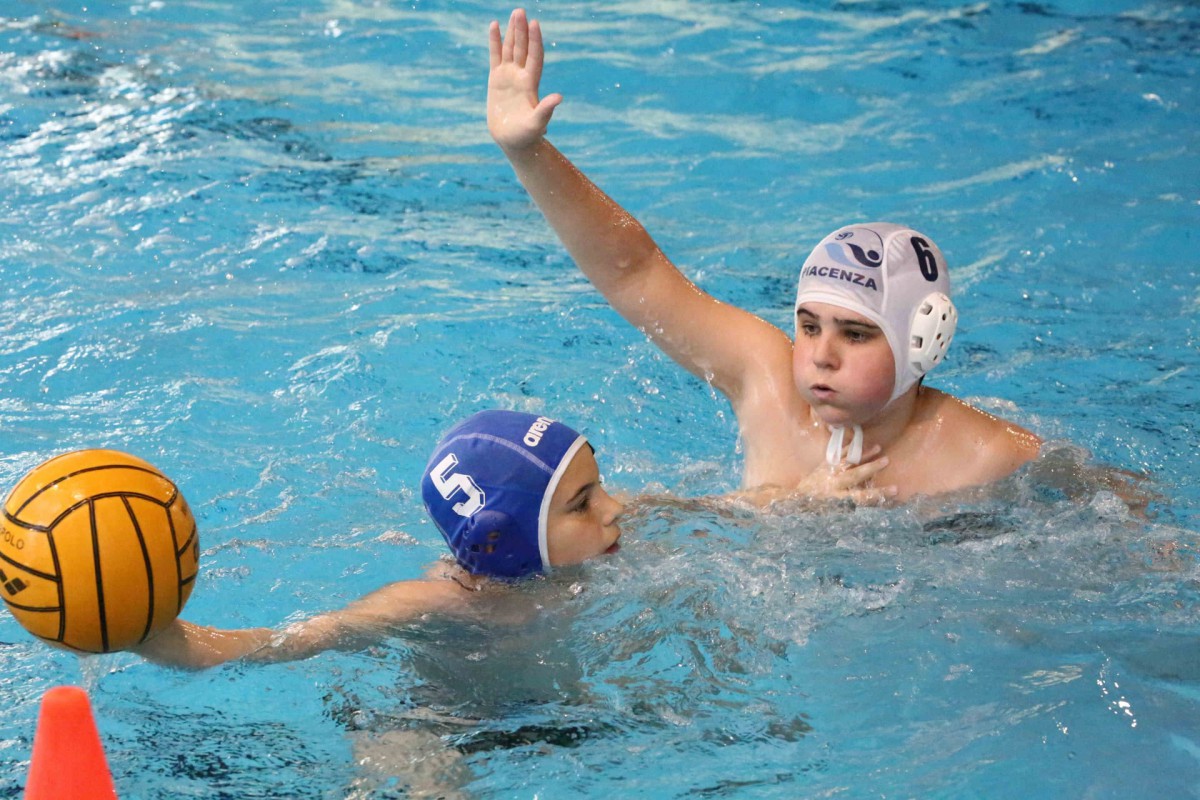 I bambini del Piacenza in azione. In alto una foto dei tesserati del settore pallanuoto