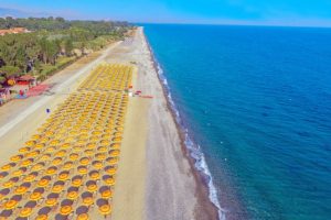La spiaggia del Villaggio Itaca Nausicaa e il mare della Calabria